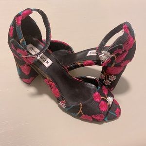 Gorgeous Steve Madden flower print Heels!!